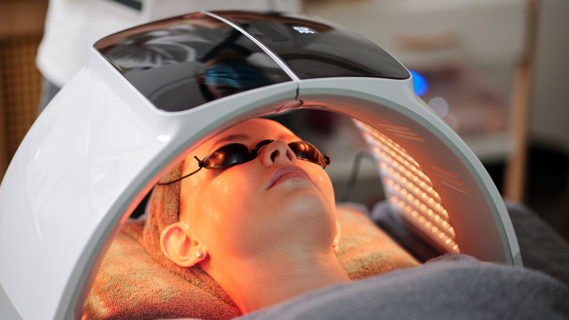 Beauty System de LSWS avec Lucibel.le Paris, conçu pour les soins du visage anti-âge et régénérants, monté sur un support mobile grâce à sa technologie LED